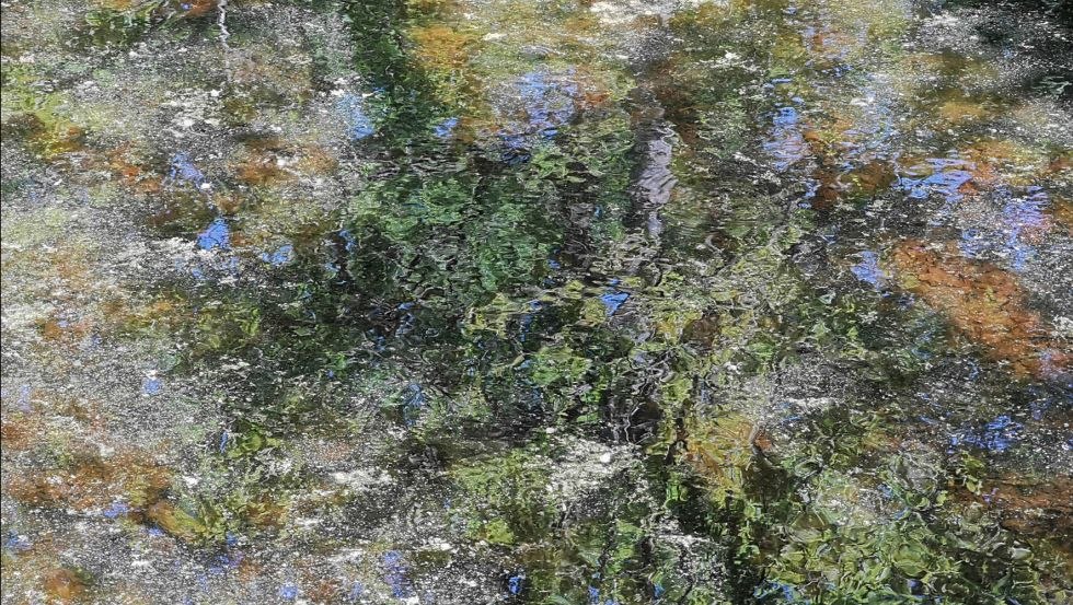 Die Fotografie zitiert den Blick aus dem All auf den wasserreichen blauen Planeten Erde, &copy; Franz Riegel