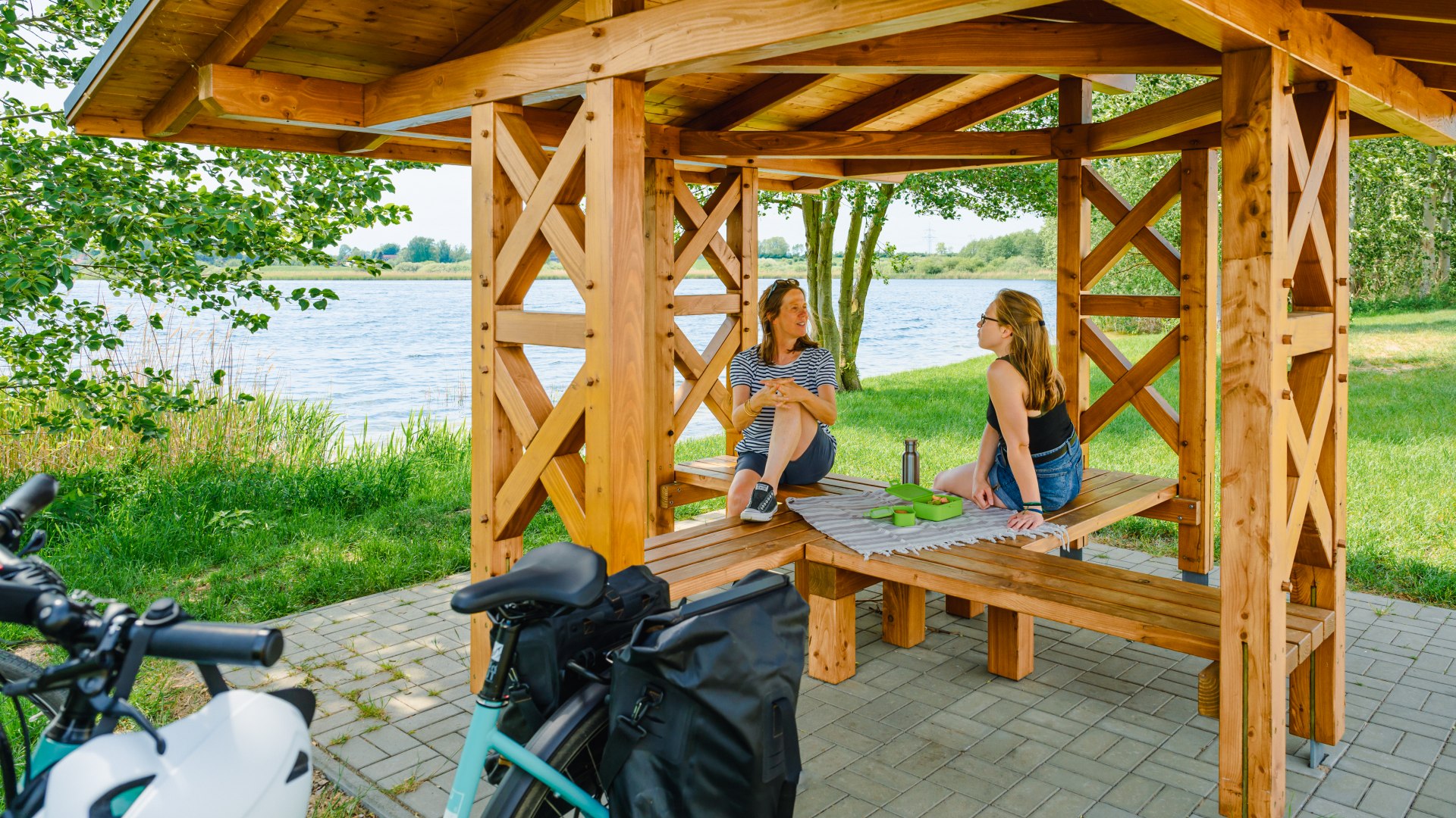 Rastplatz Jabelscher See - MUtter und Tochter machen ein Picknick // Perfekt für ‘ne Pause: Schattenplätzchen am Jabelschen See // © MV-T/Tiemann Rastplatz Jabelscher See - MUtter und Tochter machen ein Picknick