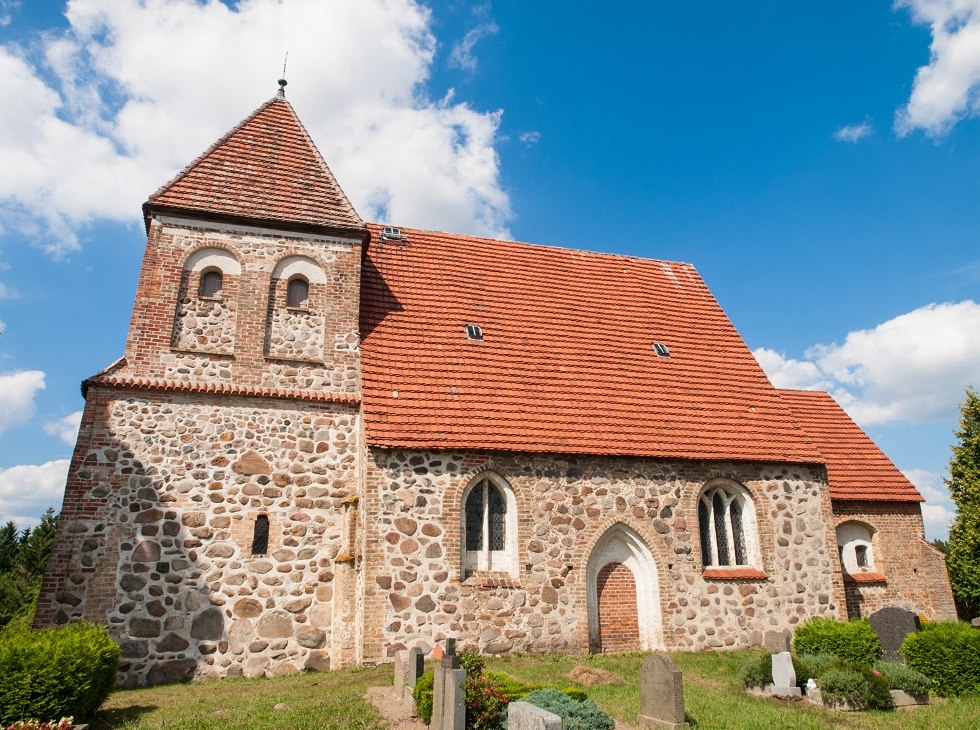 Dorfkirche von der Südseite aus fotografiert., © Frank Burger Dorfkirche von der Südseite aus fotografiert., © Frank Burger
