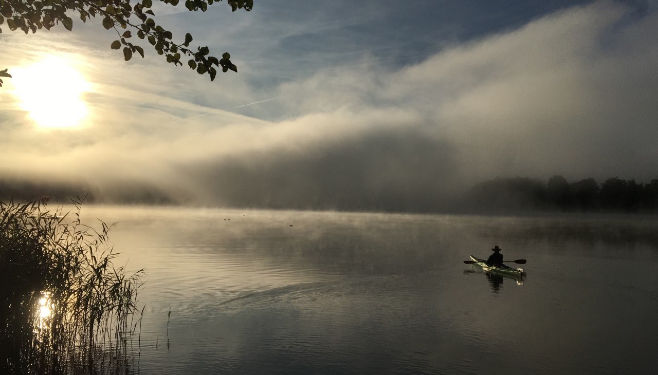 Paddler auf dem Gobenowsee am Morgen zwischen Sonne und Regenfront., &copy; Susanne Zobel