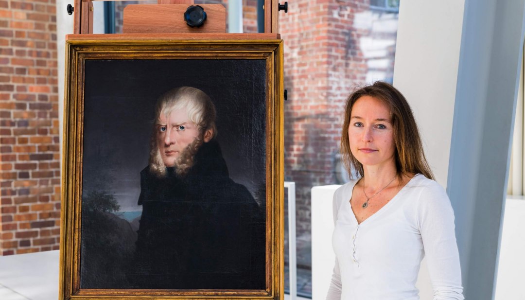 Katrin Staude vor dem Portrait von Caspar David Friedrich // Auch Katrin Staude hat gemalt und sogar ausgestellt. // © MV-T/Tiemann Katrin Staude vor dem Portrait von Caspar David Friedrich