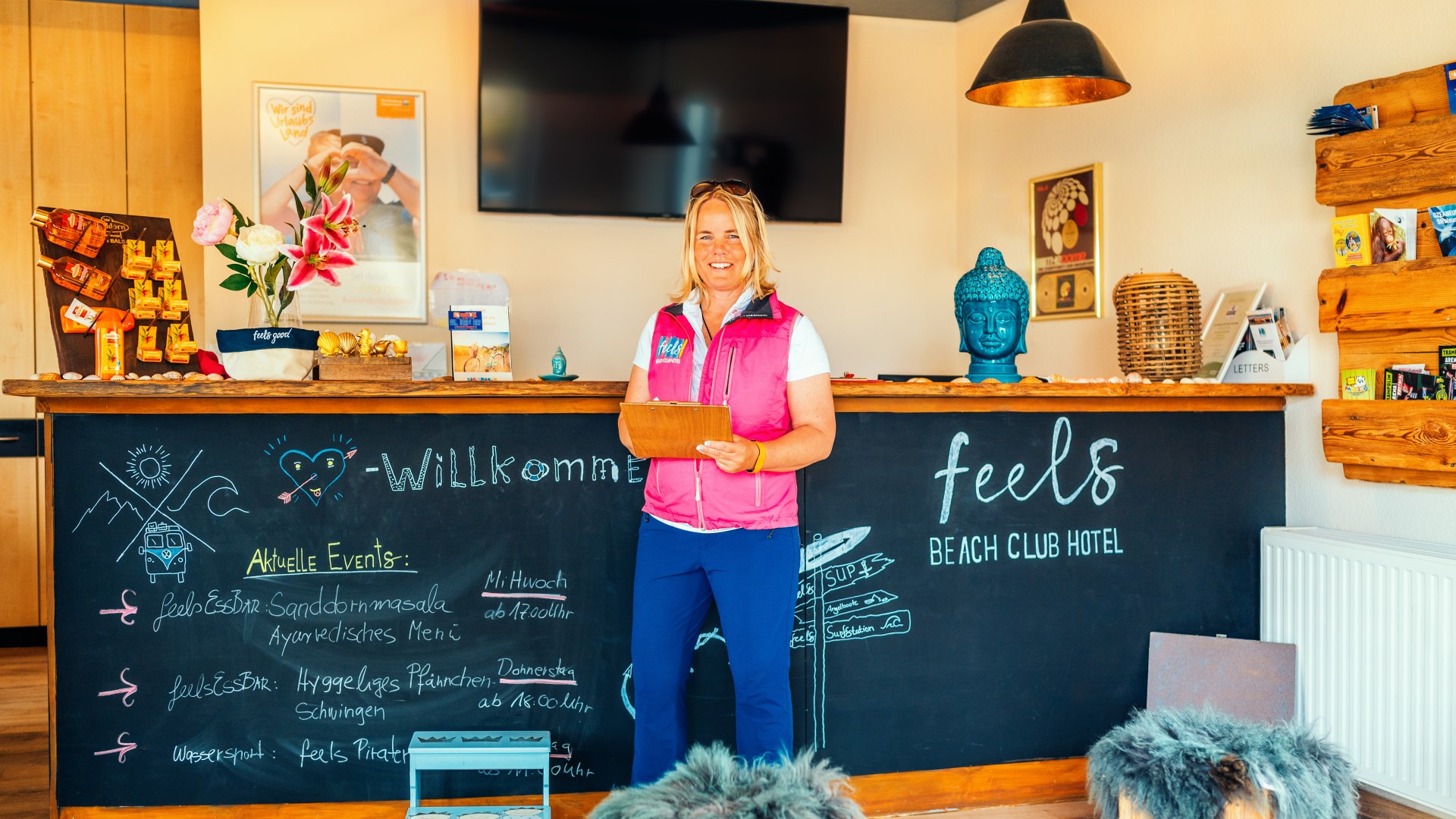 Portret Caty Ost van het feels Beach Club Hotel // Caty overhandigt net aangekomen gasten eerst een warme doek besprenkeld met citroengrasolie om ze te helpen ontspannen. // © MV-T/Tiemann Portret Caty Ost van het feels Beach Club Hotel