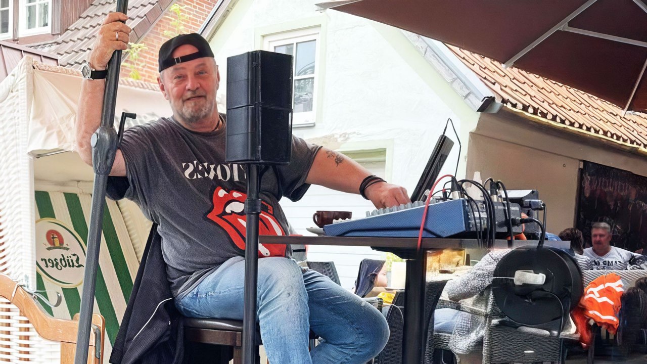 Pizza, Pasta & Party-Beats: DJ Hajo | Pizzeria & Restaurant Grissini // © Thieme GmbH Pizza, Pasta & Party-Beats: DJ Hajo | Pizzeria & Restaurant Grissini // © Thieme GmbH