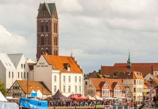 Nur der 80 m hohe Kirchturm ist als weithin sichtbares Wahr- und Seezeichen erhalten geblieben // &copy; TZ Wismar, Alexander Rudolph