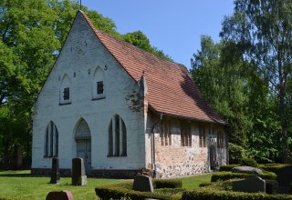 Der Giebel der Kirche aus dem 14. Jahrhundert wurde 1825 erneuert. // © Lutz Werner Der Giebel der Kirche aus dem 14. Jahrhundert wurde 1825 erneuert. // © Lutz Werner