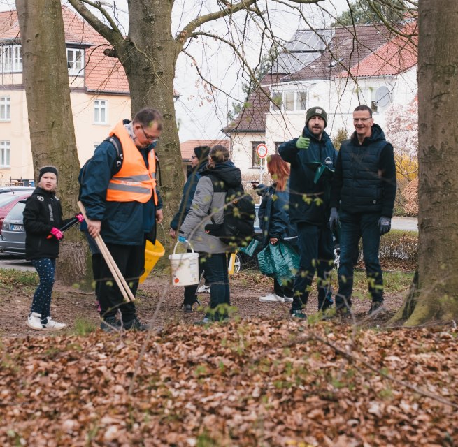 Helfer sammeln M&uuml;ll // &copy; Rostock M&uuml;llfrei e.V.