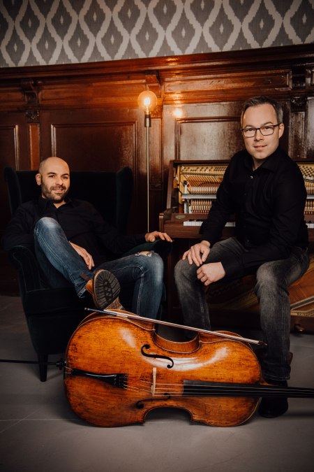 Sorour Juretzka sitting by Alexander Wehage klein, © sebsatian Mold; Schwaaner Kulturförderverein Sorour Juretzka sitting by Alexander Wehage klein, © sebsatian Mold; Schwaaner Kulturförderverein