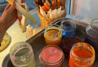 Werkeltisch mit Kerzen & Wachs, &copy; wertvoll