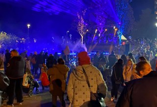 &raquo;Lanternetoget s&aelig;tter i gang &ndash; omgivet af et farvestr&aring;lende lysshow.&laquo; // &copy; LGE-MV
