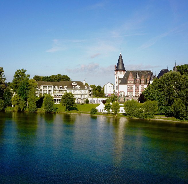 Das Seehotel Schloss Klink liegt direkt an der M&uuml;ritz // &copy; Seehotel Schloss Klink