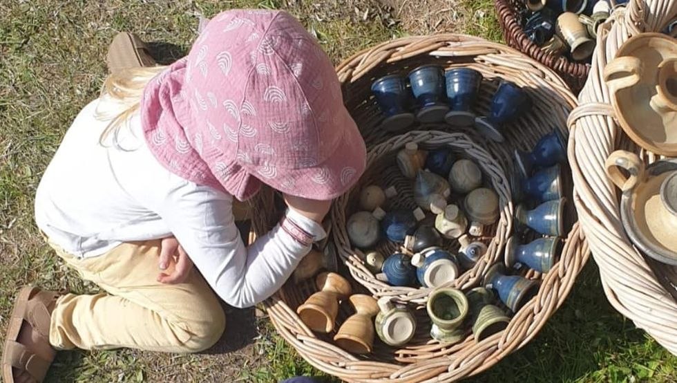 Kinder spielen am Kunsthandwerk, &copy; Unser SchaDuLe e.V. 2023