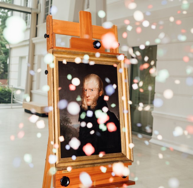 Confetti vliegt voor het schilderij van Caspar David Friedrich - 250 jaar