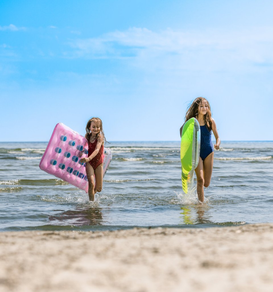 Familienurlaub auf der Insel Usedom. Die Strände hier sind der flach und feinsandig. Ideal für kleine Wassernixen., © TMV/Tiemann