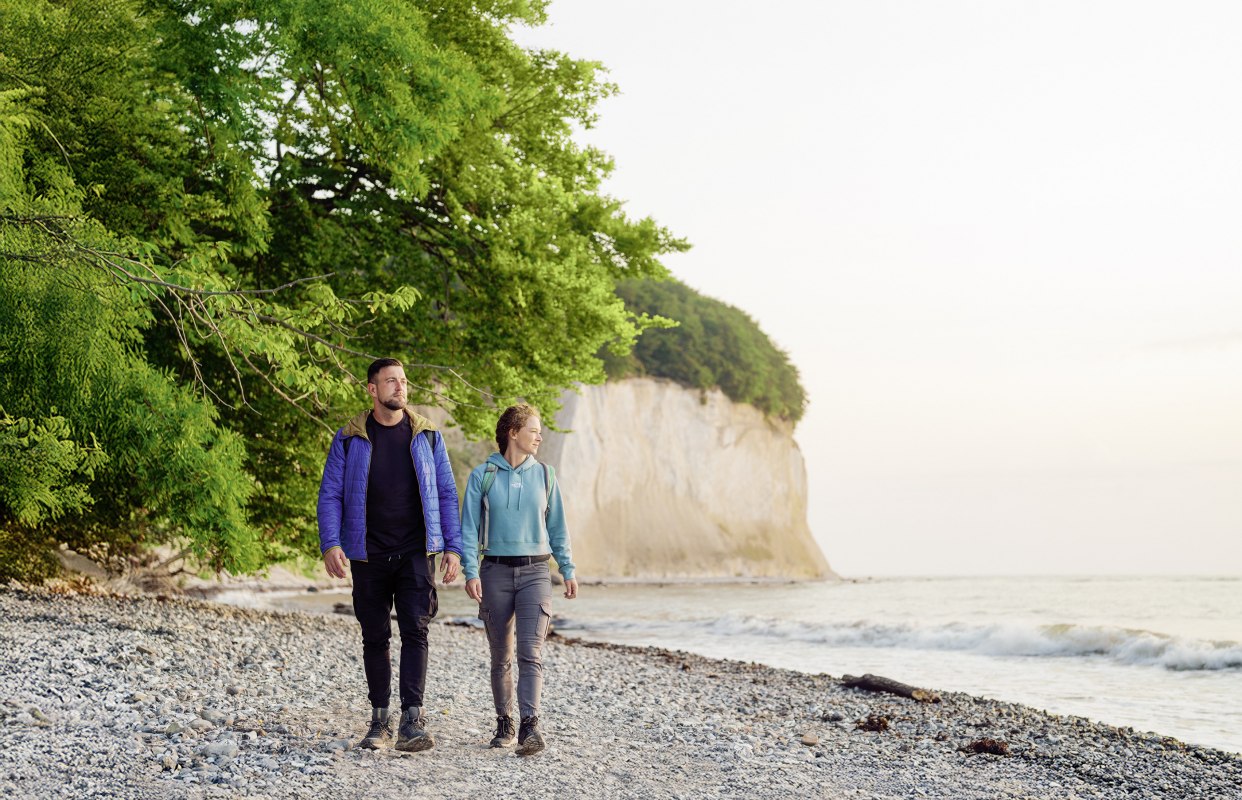 Wanderfruehling_2026_Paar_An_Kreidekueste_c_MVT, © MVT Wanderfruehling_2026_Paar_An_Kreidekueste_c_MVT, © MVT