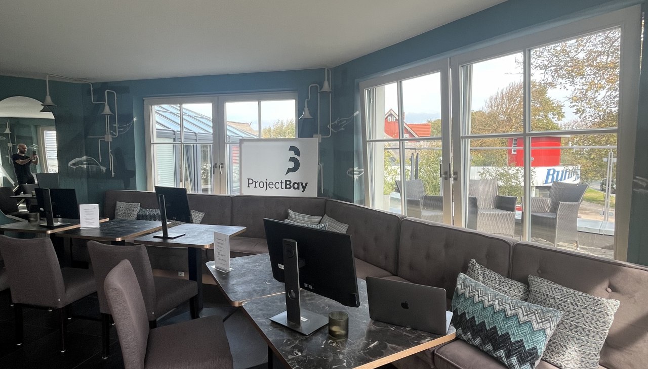 Helle Lounge-Ecke mit stilvollen Arbeitsplätzen und Blick ins Grüne., © Michelle Dynio Helle Lounge-Ecke mit stilvollen Arbeitsplätzen und Blick ins Grüne., © Michelle Dynio