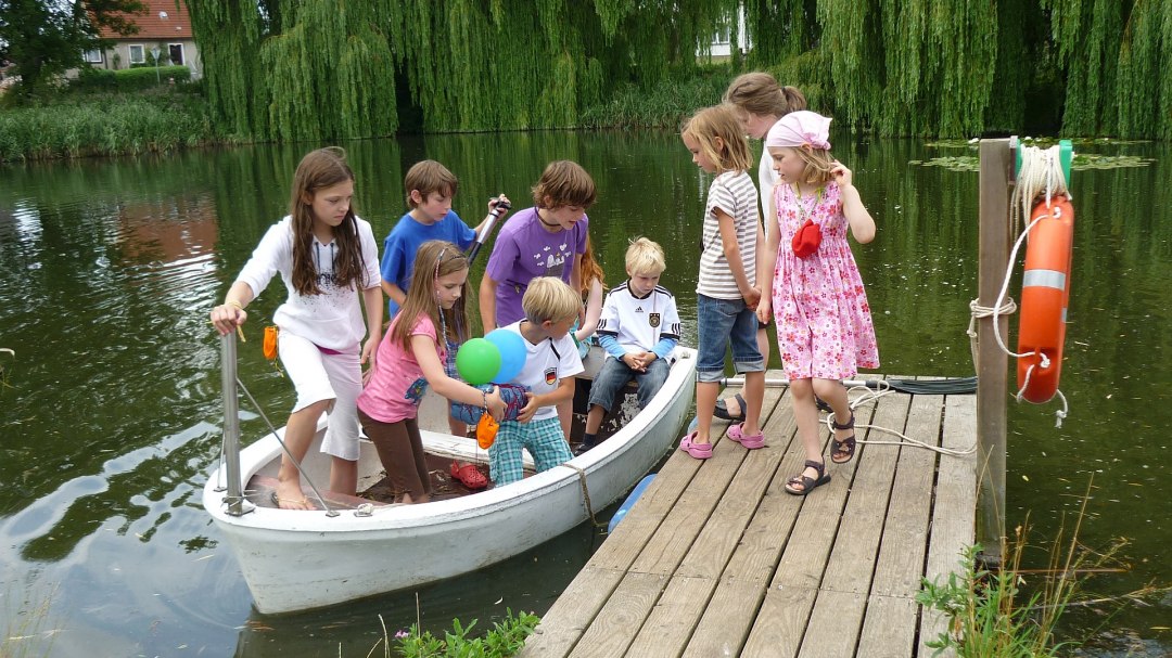 Auf Schatzsuche am Teich, © Gutshaus Gramkow Auf Schatzsuche am Teich, © Gutshaus Gramkow