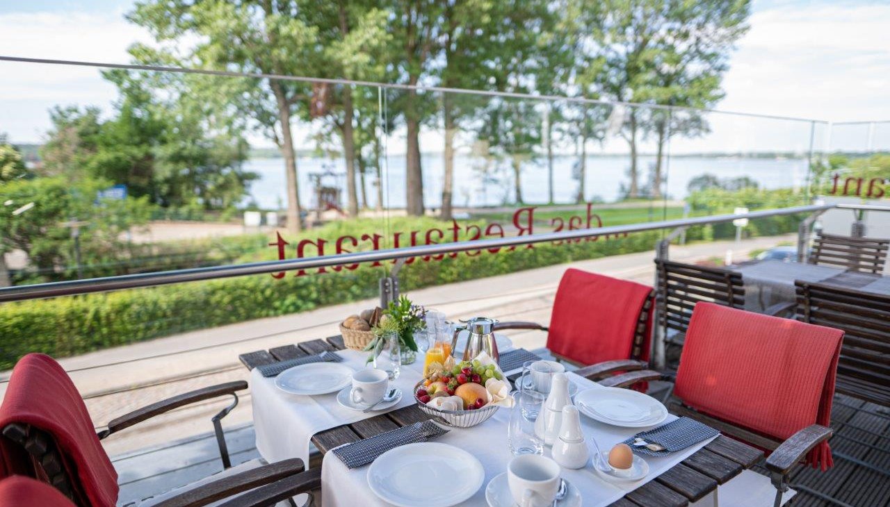 Frühstück auf der Terrasse mit Blick aufs Wasser - ein fantastischer Müritzblick, © Hotel Kleines Meer Frühstück auf der Terrasse mit Blick aufs Wasser - ein fantastischer Müritzblick, © Hotel Kleines Meer