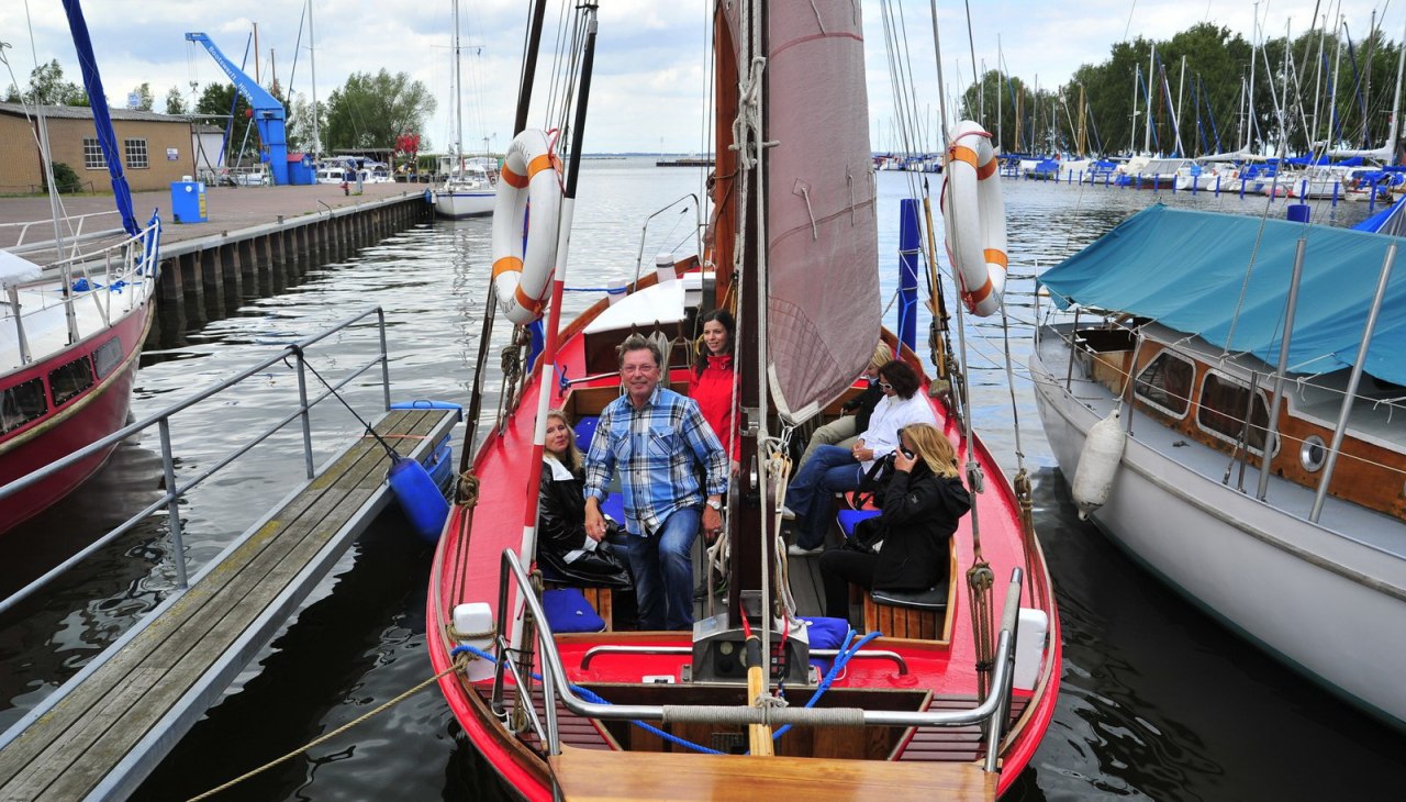 Zeesboot Ghost im Hafen von M&ouml;nkebude - Start zur Fahrt auf dem Stettiner Haff, &copy; Holger Martens