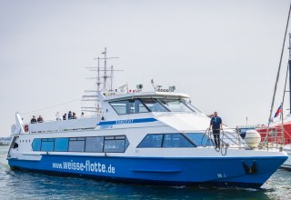 Das Wahrzeichen der Insel Hiddensee.
Kommt man zur Insel Hiddensee, so kommt man an ihm einfach nicht vorbei: dem Leuchtturm Dornbuch! // &copy; Wei&szlig;e Flotte GmbH