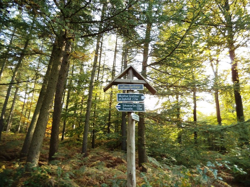 Wegweiser am Grabmal Finnischer Krieger // &copy; Tourismuszentrale R&uuml;gen
