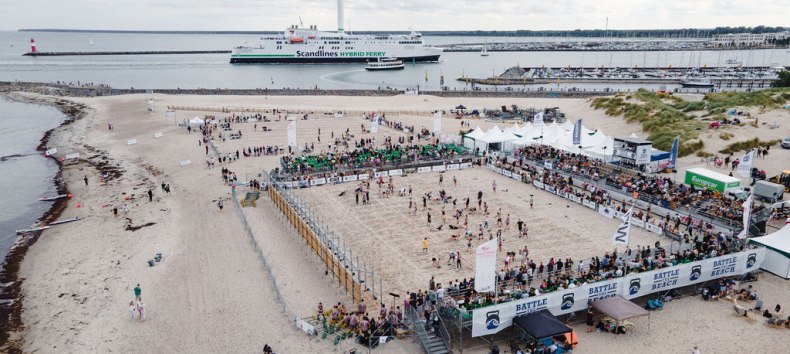 Die Strand Arena Warnemünde beim Battle The Beach aus der Luft. Die Wettkampfarena beim Functional Fitness Event. // © Sebastian Hugo Scholz-Witzel Die Strand Arena Warnemünde beim Battle The Beach aus der Luft. Die Wettkampfarena beim Functional Fitness Event. // © Sebastian Hugo Scholz-Witzel
