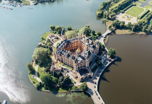 Luftaufnahme vom Schloss Schwerin in Mecklenburg-Vorpommern // &copy; MV-T/G&auml;nsicke