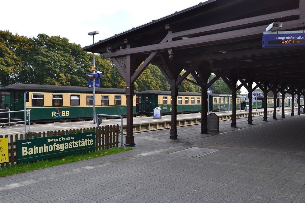 Bahnsteig am Bahnhof Putbus mit Rasendem Roland // © Tourismuszentrale Rügen Bahnsteig am Bahnhof Putbus mit Rasendem Roland // © Tourismuszentrale Rügen