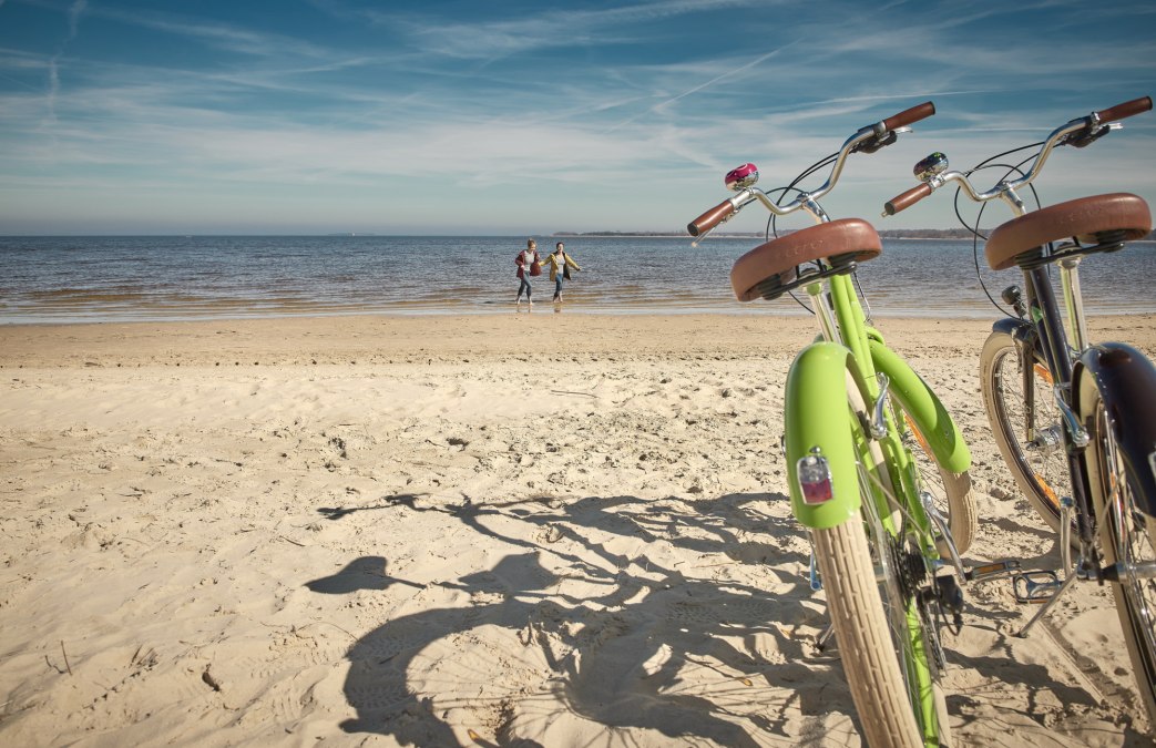 Der Strand Freest bietet einen wunderbaren Blick zur Insel Ruden und Usedom. Ein Fischbr&ouml;tchen bekommt man am Imbissstand im Fischereihafen., &copy; tvv.Pocha-Burwitz