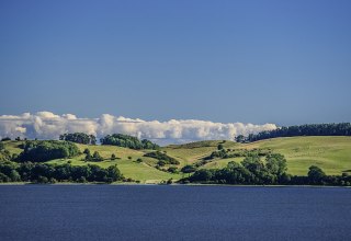 Die Landschaft der Halbinsel M&ouml;nchgut auf R&uuml;gen besticht durch ihre sanften H&uuml;gel // &copy; TZR/C. Thiele