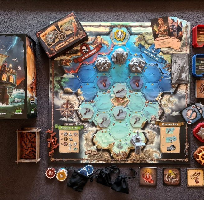Das Brettspiel "Der Kraken" liegt ausgebreitet auf einem Tisch. // &copy; Funtails Verlag