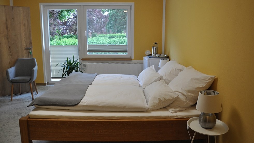 Blick aus dem Zimmer in die Grünanlage // © Landurlaub M-V Blick aus dem Zimmer in die Grünanlage // © Landurlaub M-V