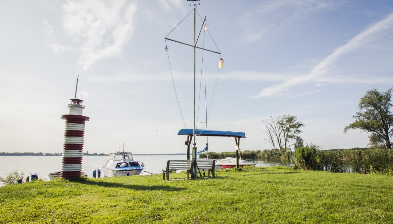 Am kleinen Anleger gem&uuml;tlich sitzen mit Blick &uuml;ber das Haff nach Neuwarp (Polen), &copy; Philipp Schulz