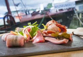 Unsere Heringsmarinaden - ein Original aus unserer Fischmanufaktur // © Kutter- und Küstenfisch Rügen GmbH Unsere Heringsmarinaden - ein Original aus unserer Fischmanufaktur // © Kutter- und Küstenfisch Rügen GmbH