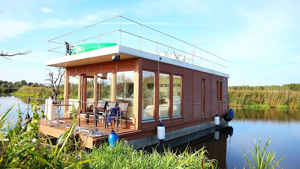 Met de woonboot op de Peene bij het Kummerowmeer // &copy; TMV/Witzel