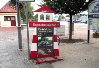 Hinweisschild am Hafen // &copy; Sabrina Wittkopf-Schade