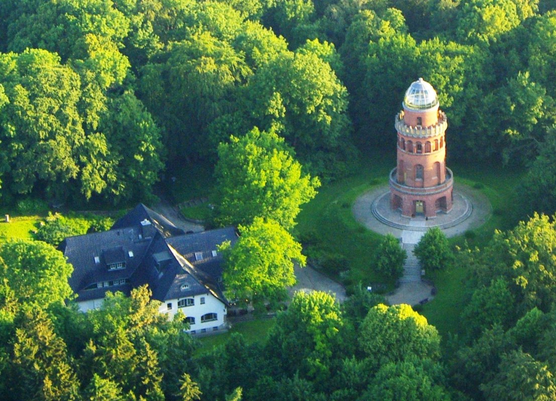 Ernst-Moritz-Arndt Turm mit dem Rugard Hotel // © Paul Dehn Ernst-Moritz-Arndt Turm mit dem Rugard Hotel // © Paul Dehn