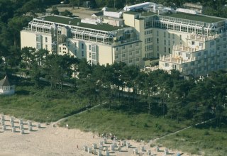 Direct aan het kilometerslange zandstrand van Binz. Geniet van het geluid van de zee en breng een vakantie door op een toplocatie., &copy; Rugard Strandhotel