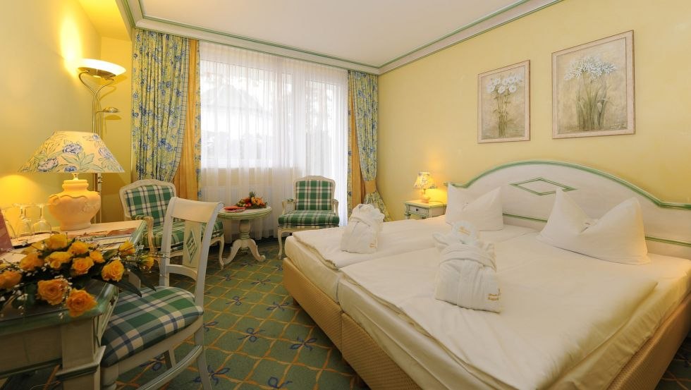 Zimmer und Suiten zur Land- oder Seeseite, teilweise mit Balkon oder Terrasse f&uuml;r entspannte Tage in Binz // &copy; Rugard Strandhotel