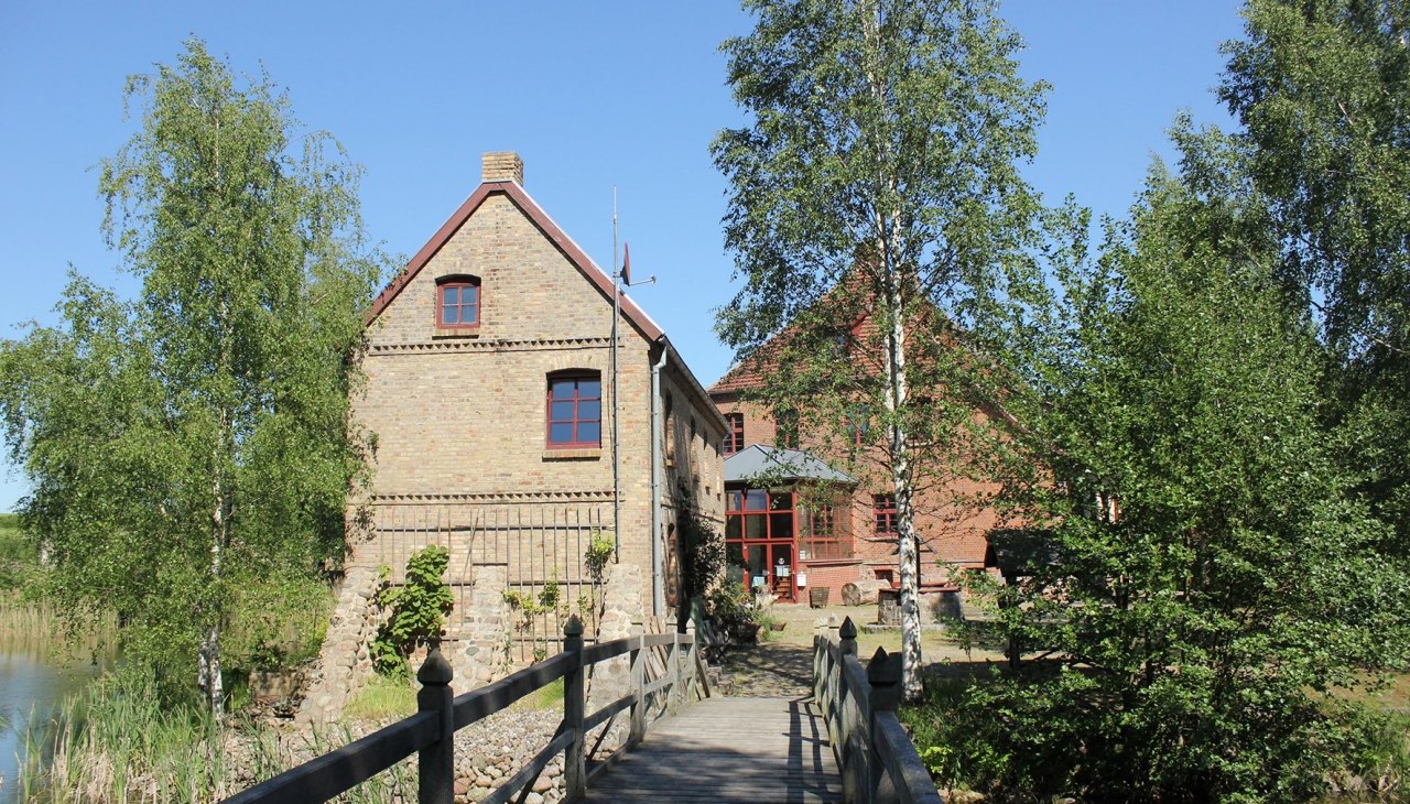 Die Wasserburg Liepen und das Gesindehaus kann man vom Park aus über eine kleine Holzbrücke erreichen., © Burmeister Die Wasserburg Liepen und das Gesindehaus kann man vom Park aus über eine kleine Holzbrücke erreichen., © Burmeister
