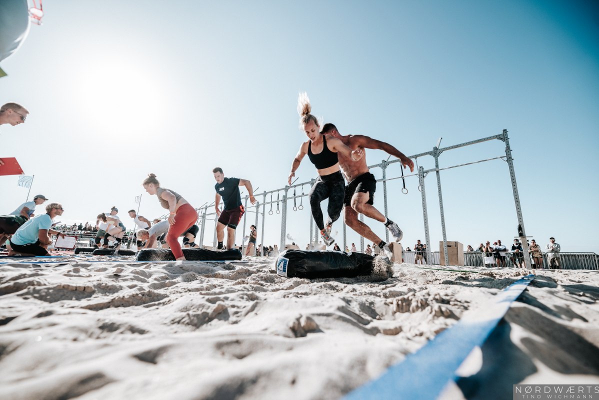 Springen &uuml;ber den "Worm" als Team in der Strand Arena Warnem&uuml;nde beim Battle The Beach Fitness Wettkampf // &copy; Tino Wichmann