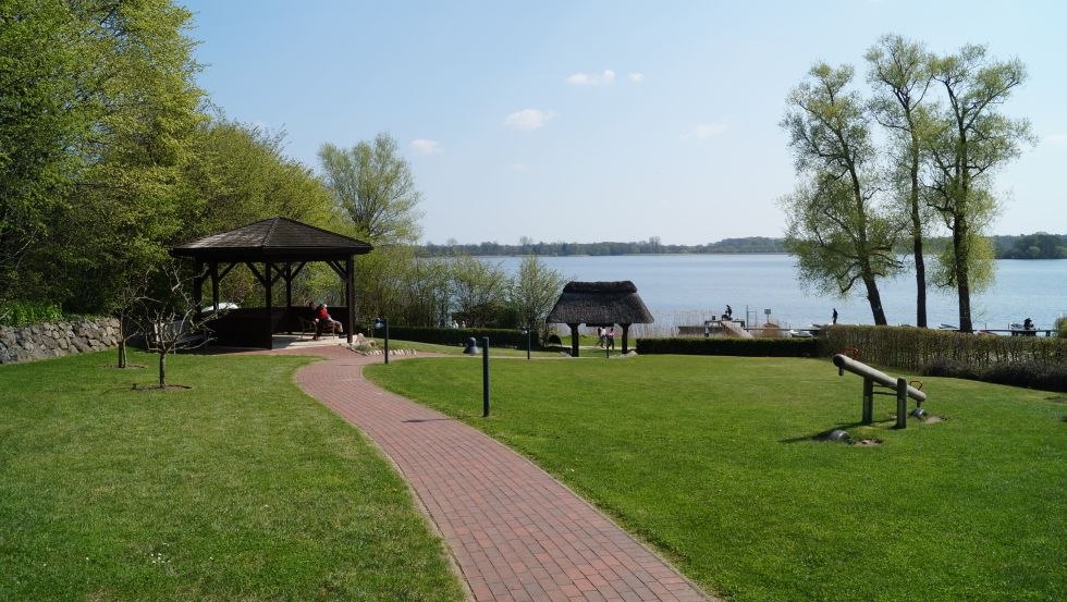 Tuin met barbecueplaats en paviljoen // &copy; Fischhaus am Schaalsee