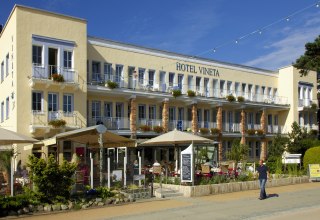 Direkt an der Strandpromenade - Stammhaus der Vineta Hotels. // &copy; Vineta Hotels
