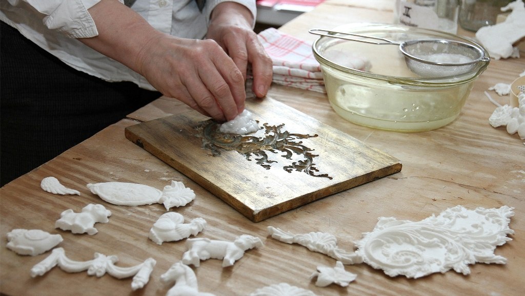 Herstellung von Ornamenten aus Papiermach&eacute;, &copy; MV Foto e.V. Fotografin: Angelika Lindenbeck