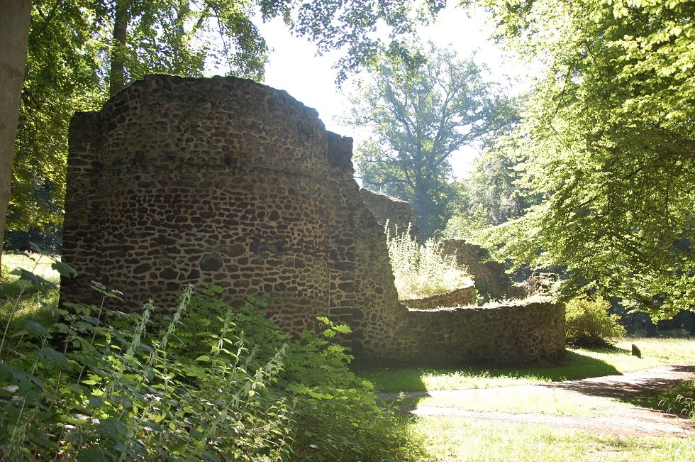 Der angedeutete Burgturm ist Teil der Grotte und sorgt seit mehr als 200 Jahren für romantische Stimmung. // © Gabriele Skorupski Der angedeutete Burgturm ist Teil der Grotte und sorgt seit mehr als 200 Jahren für romantische Stimmung. // © Gabriele Skorupski