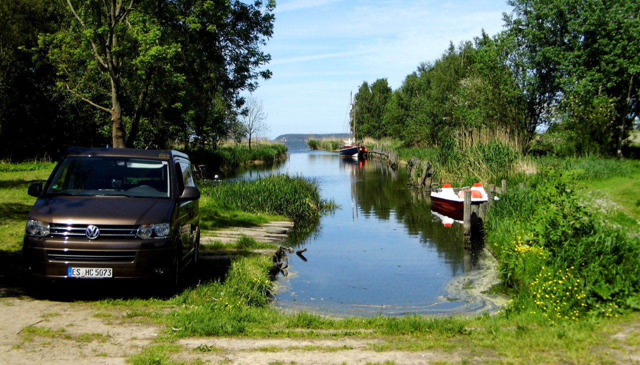 An unserer Anlegestelle im Stichkanal haben wir Platz für Boote bis 70 cm Tiefgang, © Naturcampingplatz Lassan An unserer Anlegestelle im Stichkanal haben wir Platz für Boote bis 70 cm Tiefgang, © Naturcampingplatz Lassan