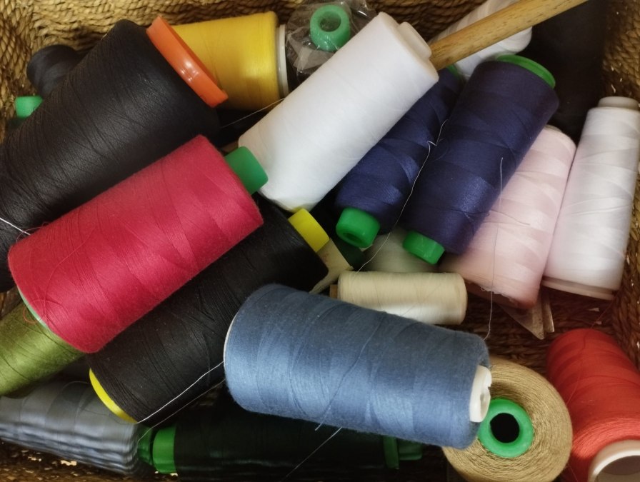 Ein Korb voller verschieden farbiger Nähgarnspulen., © Jugendkunstschule Vorpommern-Rügen e.V. Ein Korb voller verschieden farbiger Nähgarnspulen., © Jugendkunstschule Vorpommern-Rügen e.V.