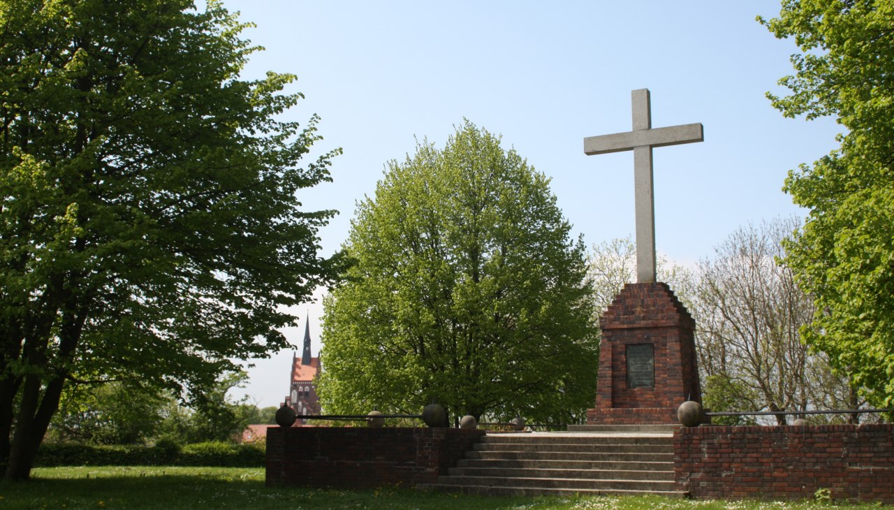 Das Granitkreuz wurde 1928 zur Erinnerung an die Christianisierung des pommerschen Adels errichtet, &copy; Stadtinformation Usedom