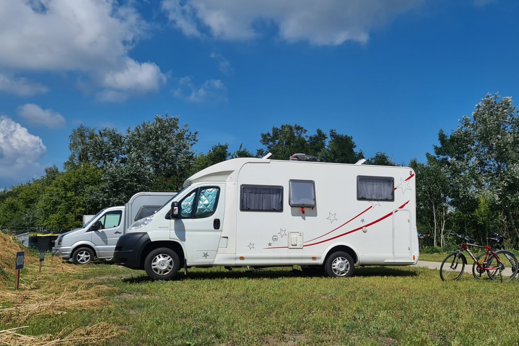 Wohnmobilstellplatz direkt in der Nähe der Marina Müritz, © KUHNLE-TOURS