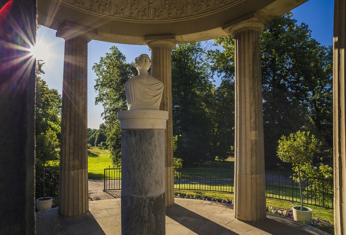 Tempel mit Marmorbüste der Königin Luise im Schlossgarten Hohenzieritz // © SSGK MV / Timm Allrich Tempel mit Marmorbüste der Königin Luise im Schlossgarten Hohenzieritz // © SSGK MV / Timm Allrich