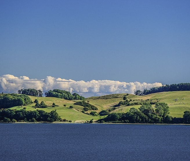 Die Landschaft der Halbinsel Mönchgut auf Rügen besticht durch ihre sanften Hügel // © TZR/C. Thiele Die Landschaft der Halbinsel Mönchgut auf Rügen besticht durch ihre sanften Hügel // © TZR/C. Thiele